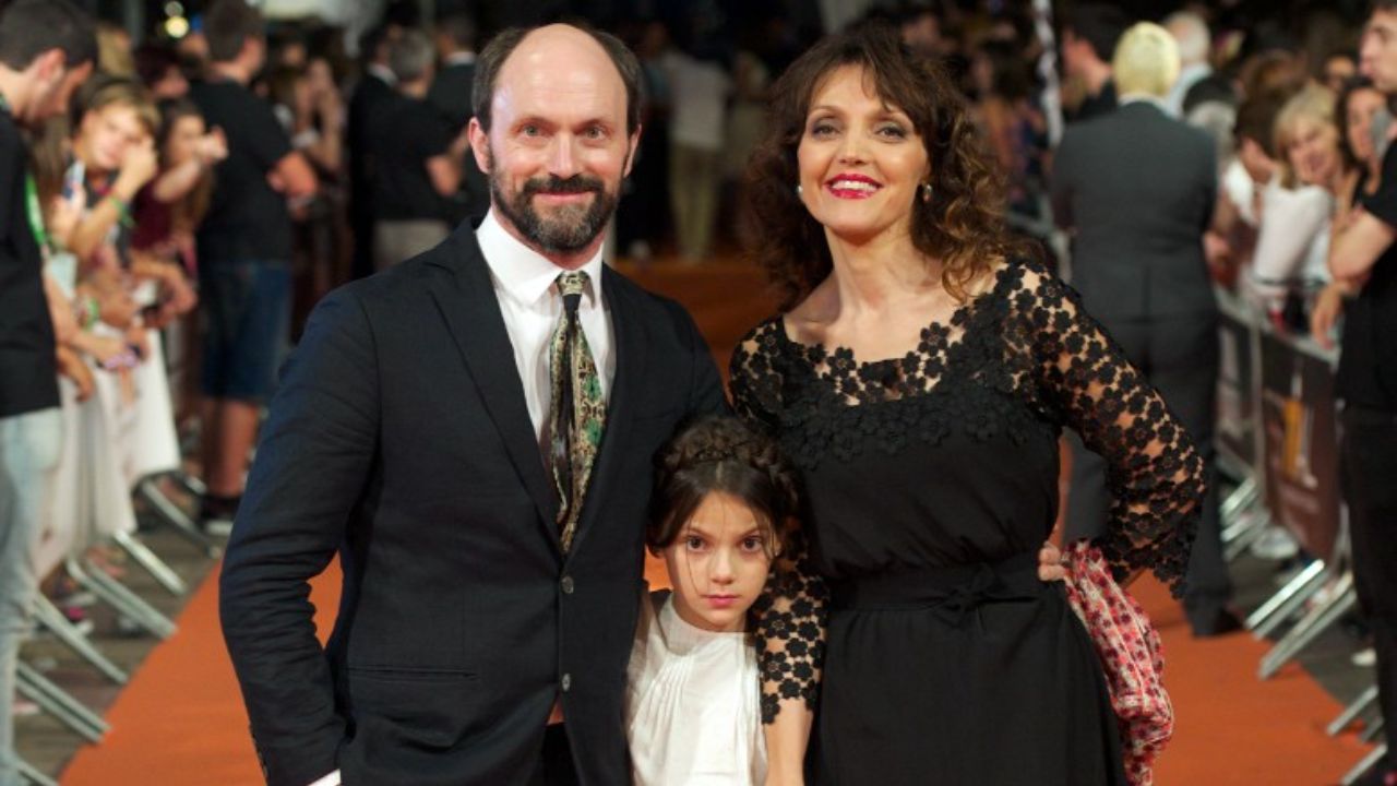 Dafne Keen with her parents.