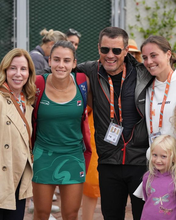 Emma Navarro with her parents: Ben (father) and Kelly (mother); along with her sister, Meggie.