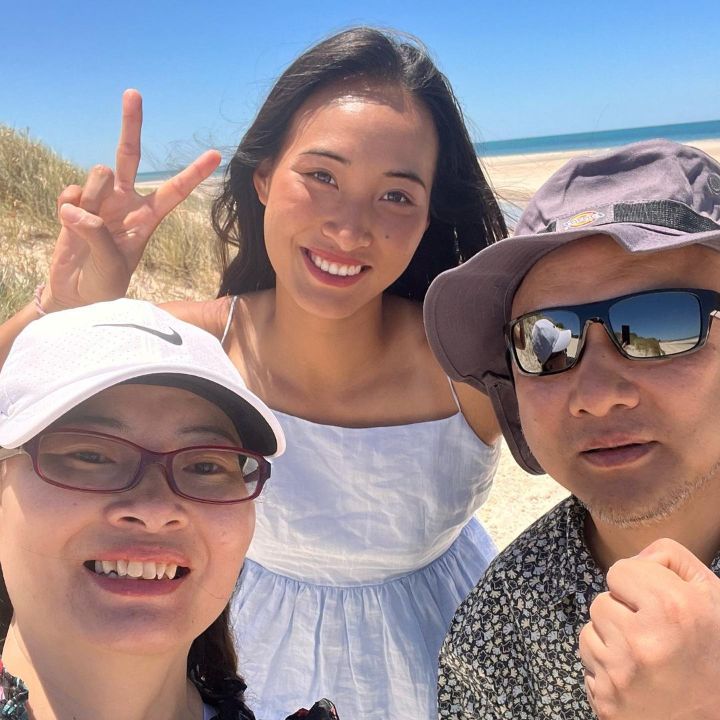 Qinwen Zheng with her parents; her father is Zheng Jianping while her mother's name is not publicly known.