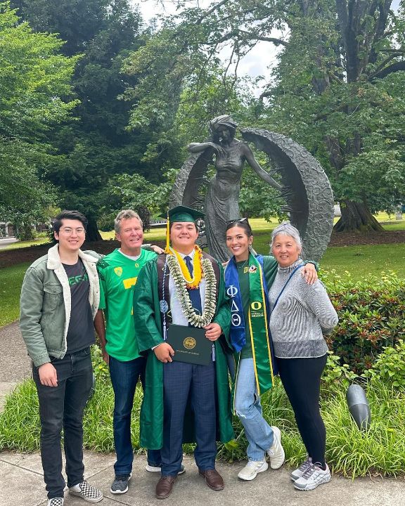 Taylor from ‘Love Is Blind’ Season 7 with her family (parents and siblings) at her youngest brother’s graduation.