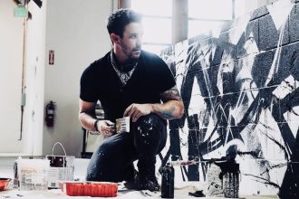 Nick from ‘The Ultimatum’ Season 3 performing graffiti art.