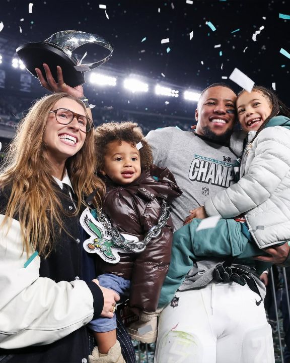 Saquon Barkley shares two children, a daughter, Jada, and a son, Saquon Jr., with his girlfriend, Anna Congdon.