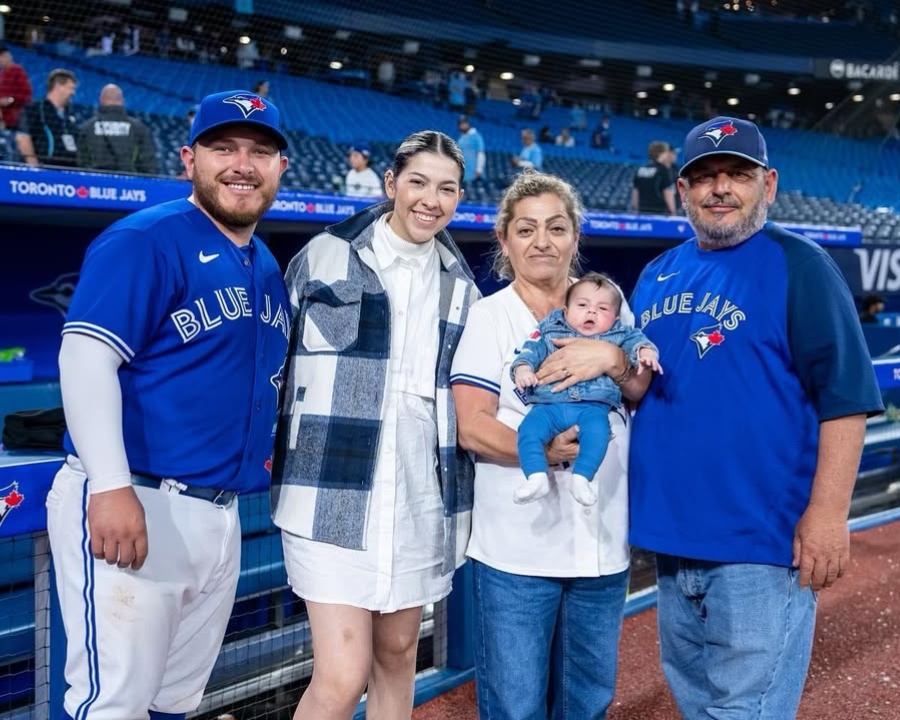 Alejandro Kirk with his parents, wife, and daughter.