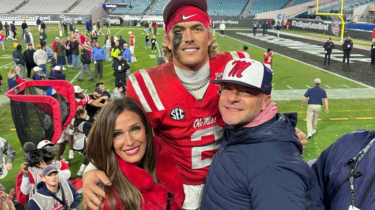 Jaxson Dart with his mom and dad.